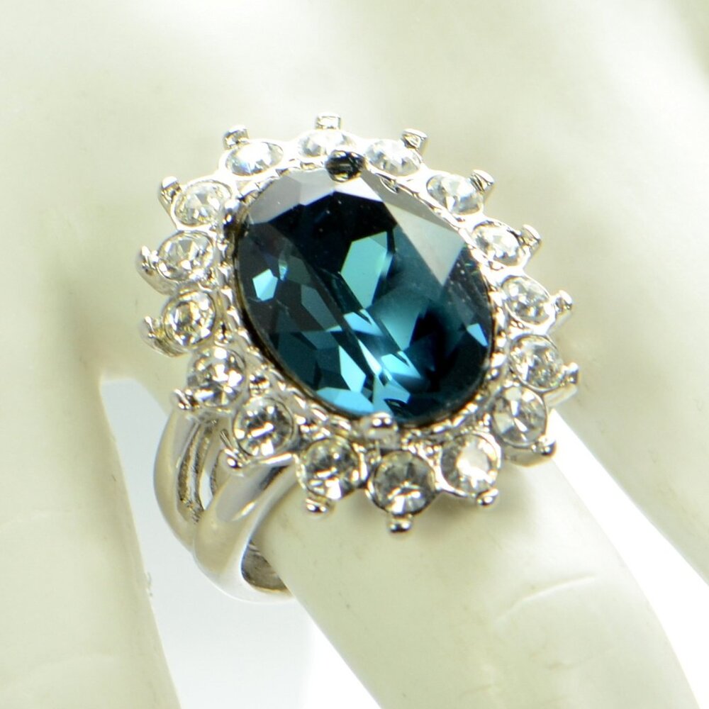 Kenneth Jay Lane Kjl Crystal Cocktail Ring - image 6